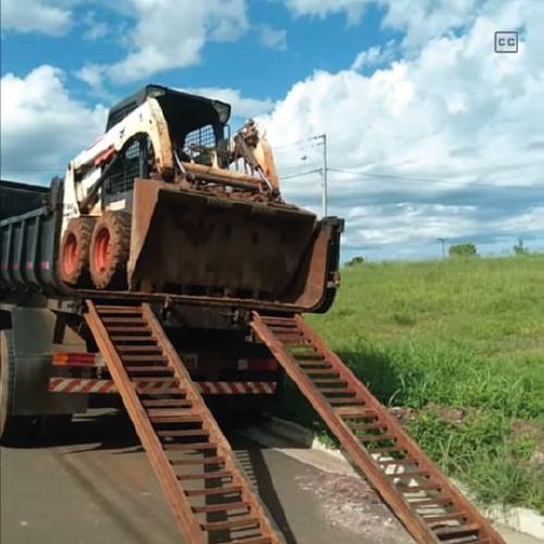 Bobcat minicarregadeira da Empreiteira JSFZ para serviços de terraplenagem