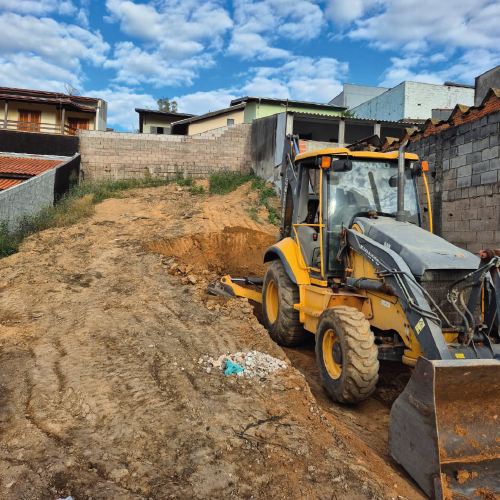 Retroescavadeira trabalhando na movimentação de terra em obra da Empreiteira JSFZ