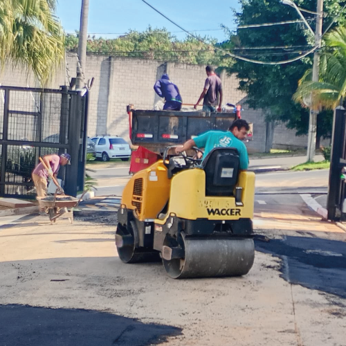 Rolo compactador da Empreiteira JSFZ em serviço de compactação de solo